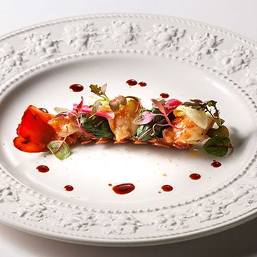 Plat gastronomique présenté sur une assiette blanche
