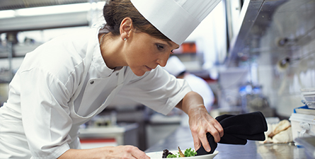 Une cheffe au travail en cuisine
