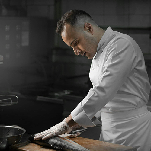 Chef cuisinier prépare un poisson