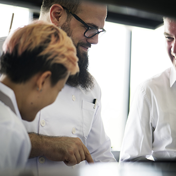 Chef en cuisine travaillant en groupe