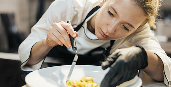 cheffe dressant une assiette