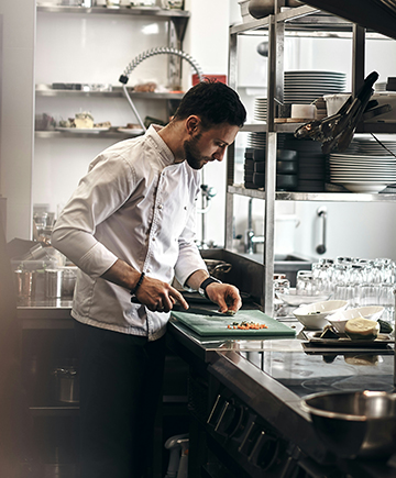 Chef en cuisine préparant un plat