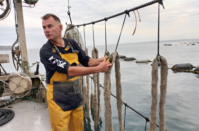 Un pêcheur sur un bateau en mer